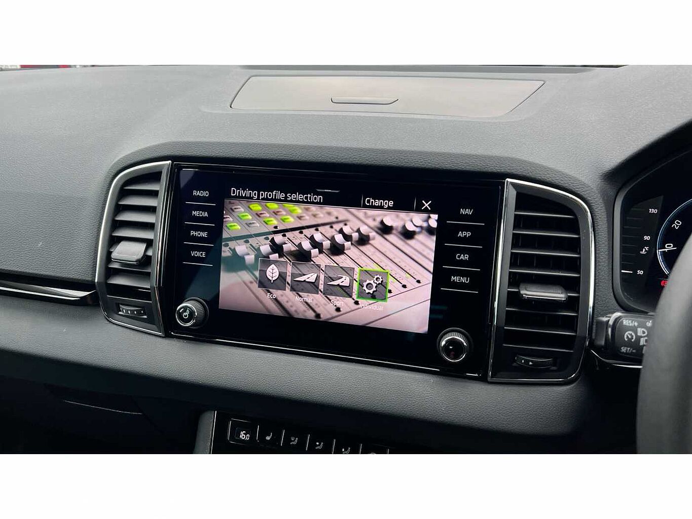 SKODA KAROQ 1.5 TSI SE L 5dr