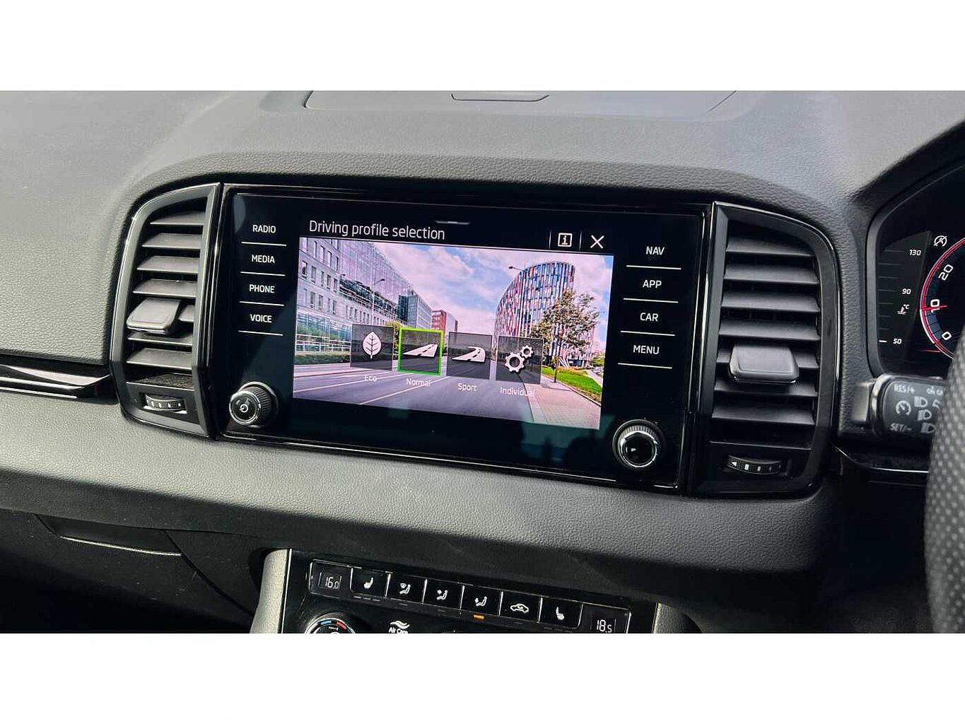 SKODA Karoq SUV 1.5 TSI (150ps) SportLine ACT
